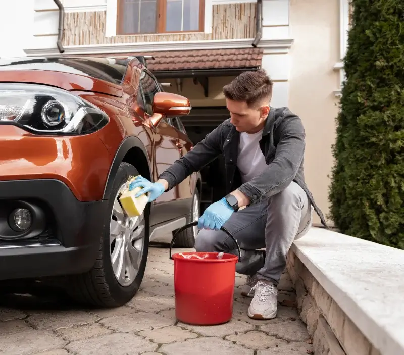 Lavage auto à domicile Belloy-en-France : professionnel intervenant sur un véhicule